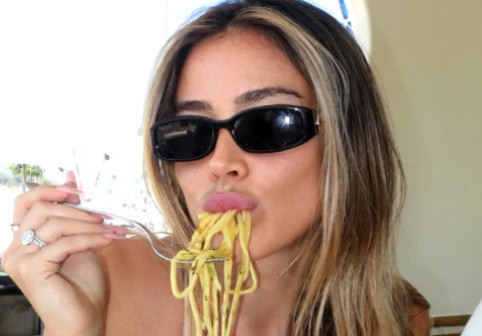 "Cea mai frumoasă jurnalistă", în luna a patra de sarcină: "Vulgarități de care nici nu știam că există!"