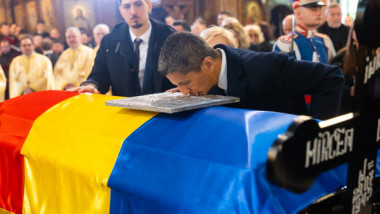 "Chiar nu și-a putut stăpâni emoțiile!" Răzvan Lucescu, discurs impresionant la înmormântarea lui Mircea Lucescu