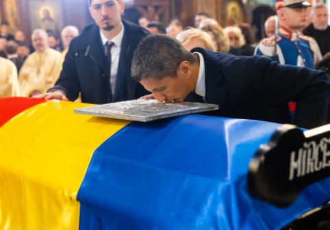 "Chiar nu și-a putut stăpâni emoțiile!" Răzvan Lucescu, discurs impresionant la înmormântarea lui Mircea Lucescu