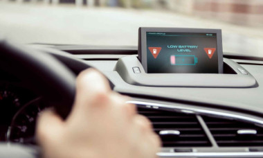 Poți să iei amendă dacă rămâi în „pana prostului de baterie” pe autostradă? Ce spune Codul Rutier?