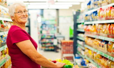 Pensionarii dau în medie 1.000 lei pe mâncare, 550 lei pe facturi. Ce pensie îți trebuie să pui bani deoparte?