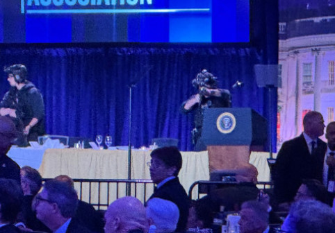 A stat chiar în fața lui Trump când a început atactul armat și a lăsat pe toată lumea ”mască”: ”Am savurat fiecare moment”