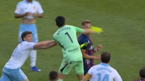 Îl așteaptă o suspendare ”istorică”, după ce i-a dat un pumn direct în figură adversarului! Clubul l-a pedepsit deja