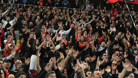 A fugit de jandarmi prin stadion și s-a refugiat între fanii lui Dinamo, care au făcut "scut" în jurul lui. Ce a urmat