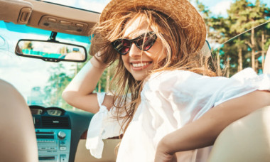 Pleci în Grecia și ai un copil sub 12 ani în mașină? Amendă 1.500 € - 3.000 €, dacă se întâmplă acest lucru