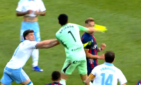 Suspendare istorică: 13 etape, după ce a "înnebunit" și și-a lovit adversarul cu pumnul în față!