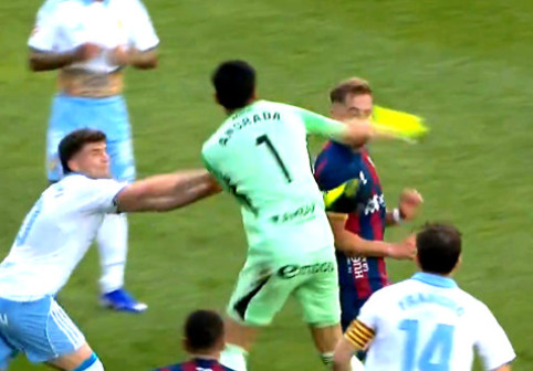 Suspendare istorică: 13 etape, după ce a "înnebunit" și și-a lovit adversarul cu pumnul în față!