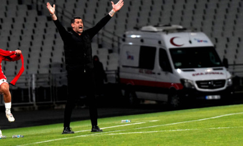 Caz neverosimil în Europa! Și-au dat antrenorul afară a cincea oară, după 0-1 cu ultimul loc