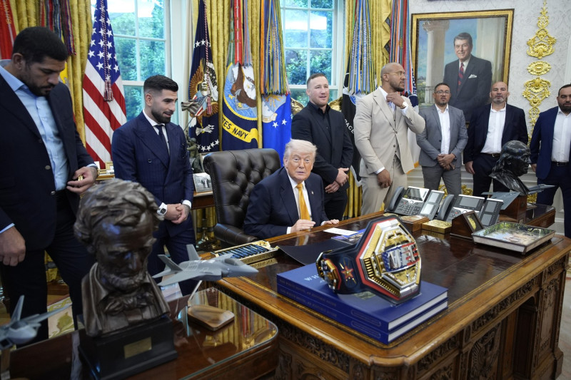 Donald Trump with UFC fighters - Washington