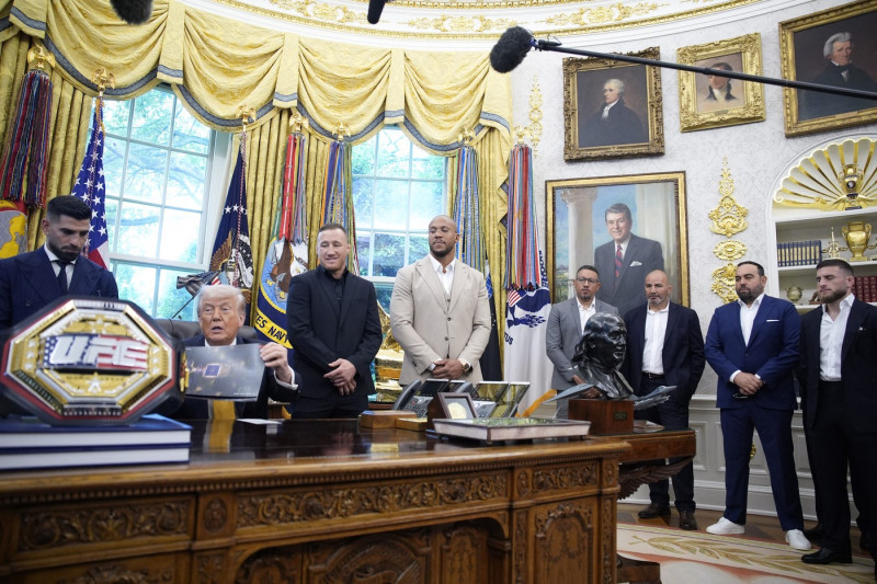Donald Trump with UFC fighters - Washington