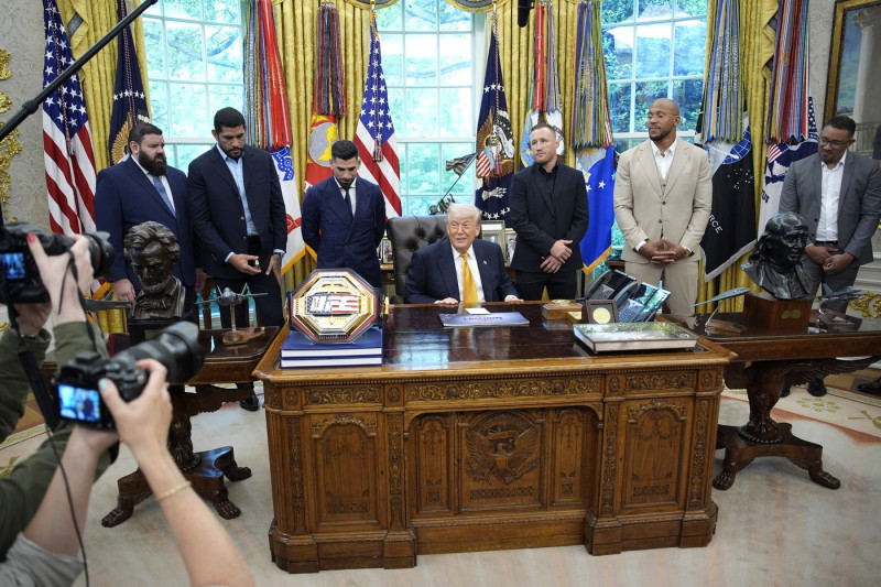 Donald Trump with UFC fighters - Washington