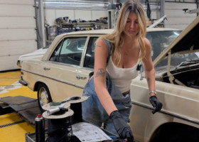 S-a dat de gol: Laura Giurcanu s-a îmbrăcat cu bluza lui și s-a pozat în mașina sa. ”Dacă îmi spui, cumpăr inelul”
