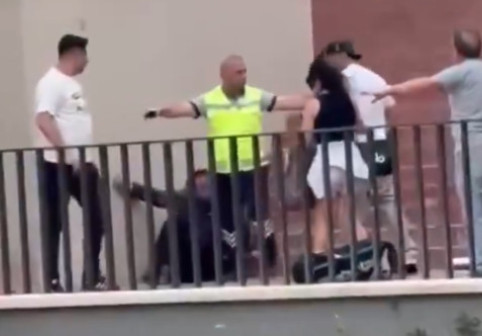 VIDEO E obsedat de o actriță celebră și i-a atacat iubitul în plină stradă! Ce a urmat