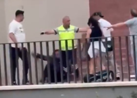 VIDEO E obsedat de o actriță celebră și i-a atacat iubitul în plină stradă! Ce a urmat
