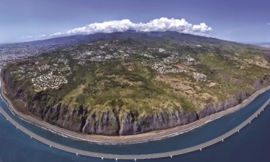 Autostrada din mijlocul oceanului care costă 200 de milioane de euro pe kilometru. Proiectul SF construit de Franța pe o insulă vulcanică