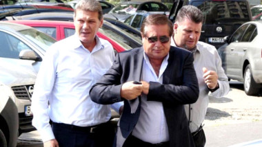 Se însoară la 71 de ani și are dress code "curcubeu" la nuntă! Gigi Becali a râs când a primit invitația