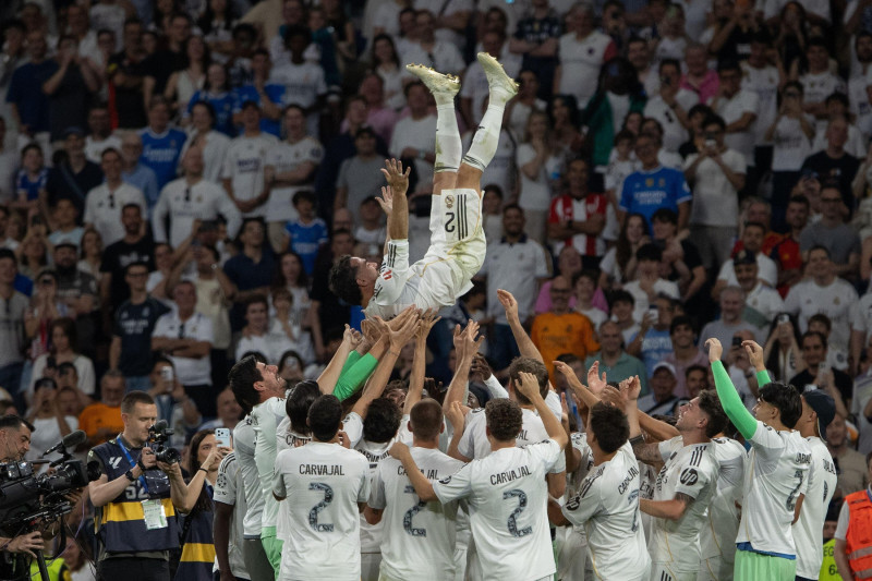 Madrid, Spain. 23rd May, 2026. The Real Madrid players bid farewell to Dani Carvajal and toss him in the air. At the conclusion of the EA SPORTS La Liga 2025-2026 match between Real Madrid and Athletic Club, played at the Santiago Bernabéu Stadium. Final