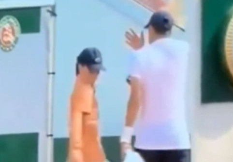 Imaginile care au produs revoltă la Roland Garros: ”Așa tratează o fetiță!”. Jucătorul a rupt tăcerea