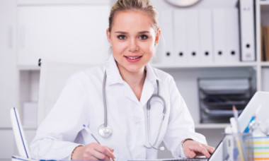 Guvernul anunță creșteri de salarii: profesorii - 700 lei, medic primar - 600 lei. Cine pierde 2.000 lei/lună?