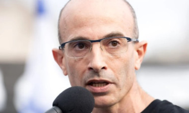Istoricul israelian Yuval Noah Harari: Algoritmii rețelelor sociale ne controlează atenția prin frică, furie și ură