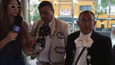 VIDEO Nemaivăzut: o jurnalistă a primit o armă de la mariachi ÎN DIRECT la TV, iar ceea ce a urmat a făcut înconjurul lumii