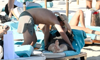 Cristi Chivu și Adelina Chivu, iubire pe plaja din Mykonos! Antrenorul și frumoasa lui soție se sărută pe șezlong