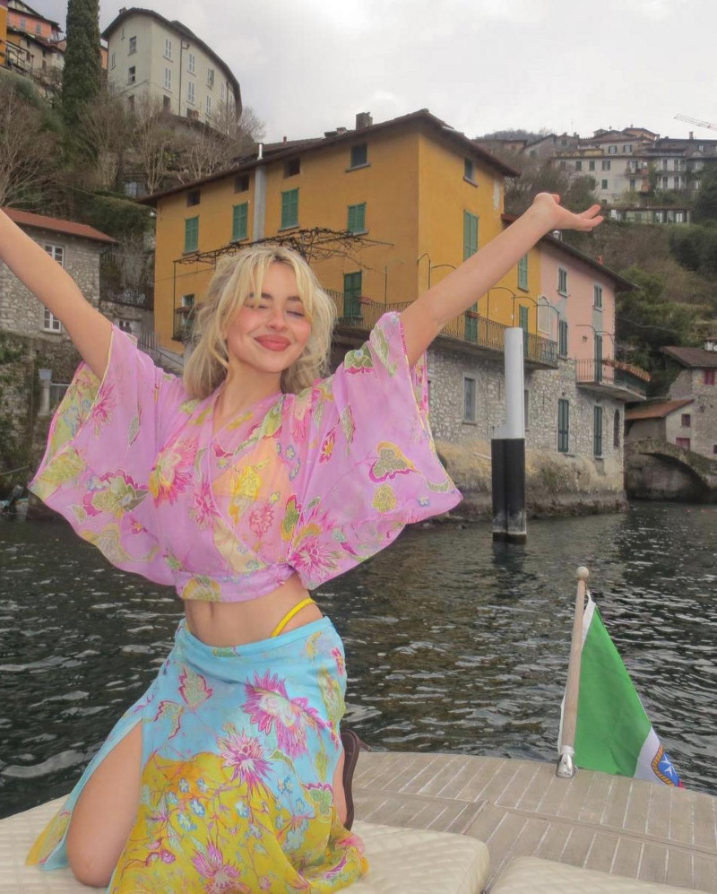 sabrinacarpenter_1743164625_3598248133218643009_8713286