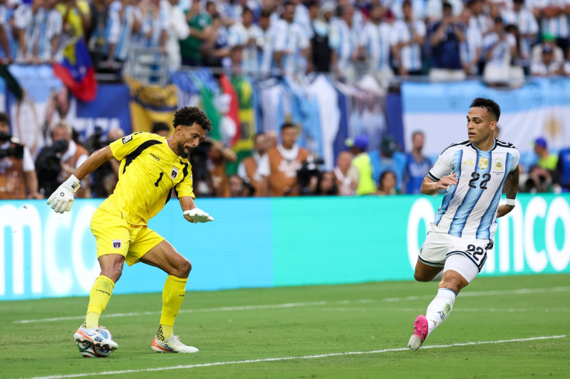MIAMI GARDENS, FLORIDA - JULY 03: Vozinha of Cape Verde and Argentina Lautaro Martinez (22) in action during the FIFA Wo