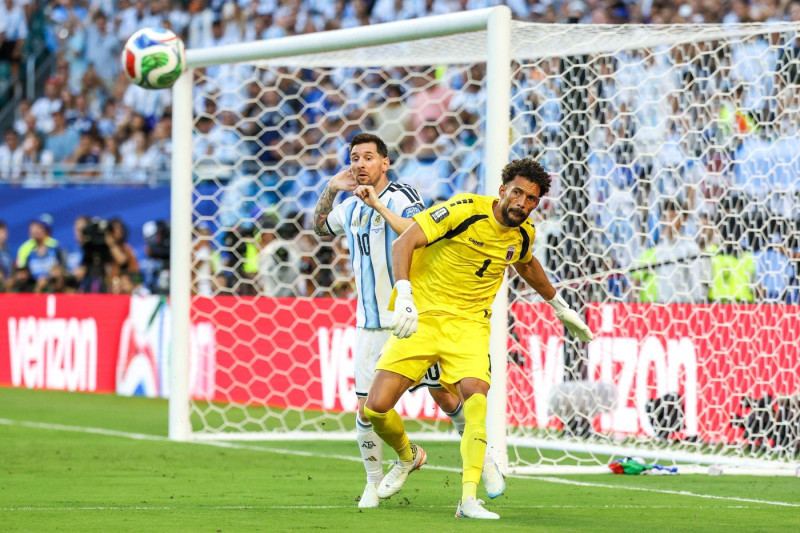 Vozinha Goalkeeper of Cape Verde and Lionel Messi player of Argentina during the FIFA World Cup 2026 Round of 32 match between Argentina and Cape Verde, at Miami Stadium, in Florida, United States, on Friday, July 03, 2026.(Foto: Vanessa Carvalho/Brazil P