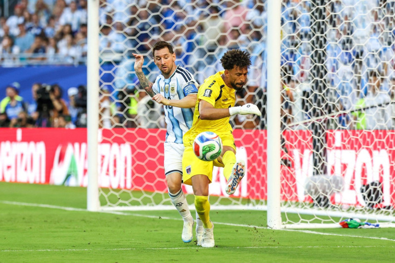 Vozinha Goalkeeper of Cape Verde and Lionel Messi player of Argentina during the FIFA World Cup 2026 Round of 32 match between Argentina and Cape Verde, at Miami Stadium, in Florida, United States, on Friday, July 03, 2026.(Foto: Vanessa Carvalho/Brazil P