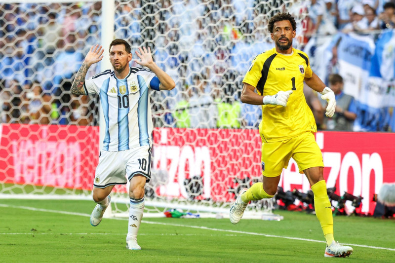Vozinha Goalkeeper of Cape Verde and Lionel Messi player of Argentina during the FIFA World Cup 2026 Round of 32 match between Argentina and Cape Verde, at Miami Stadium, in Florida, United States, on Friday, July 03, 2026.(Foto: Vanessa Carvalho/Brazil P