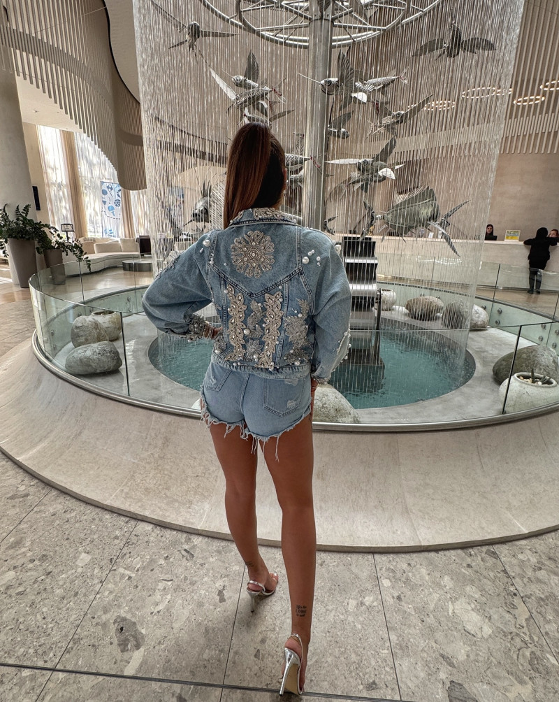 buzoiuroxanaofficial_1758473097_3726664901285687541_12729952638