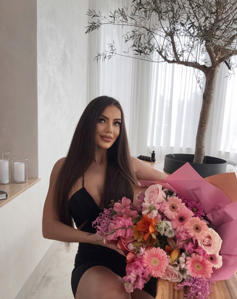 buzoiuroxanaofficial_1780920278_3914964179344379658_12729952638