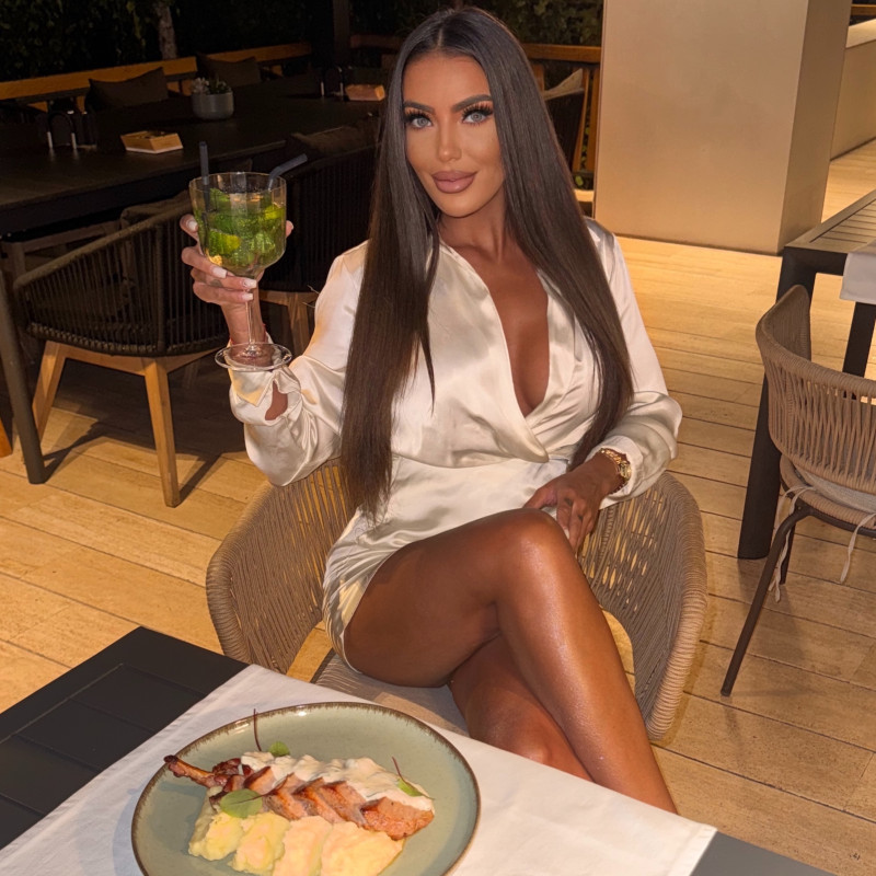buzoiuroxanaofficial_1786898227_3965110942877060519_12729952638