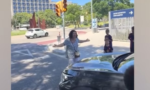 O femeie a oprit o mașină în stradă și ce a urmat face înconjurul lumii! Spaniolii exclamă: ”Avem clipul anului”