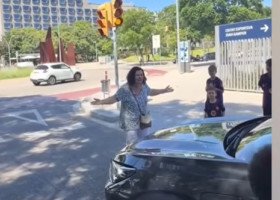 O femeie a oprit o mașină în stradă și ce a urmat face înconjurul lumii! Spaniolii exclamă: ”Avem clipul anului”