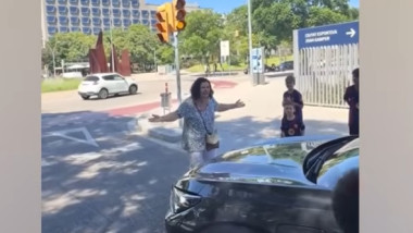 O femeie a oprit o mașină în stradă și ce a urmat face înconjurul lumii! Spaniolii exclamă: ”Avem clipul anului”
