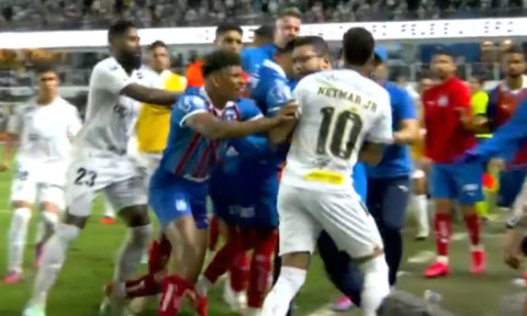 Neverosimil: Neymar a văzut "negru" după eliminare și a sărit la bătaie! Imaginile fac înconjurul lumii