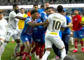 Neverosimil: Neymar a văzut "negru" după eliminare și a sărit la bătaie! Imaginile fac înconjurul lumii