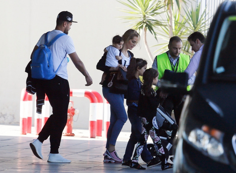 *EXCLUSIVE* Manchester United Argentine Goalkeeper Sergio Romero seen with wife Eliana Guercio and their children as they are pictured arriving in Barcelona!