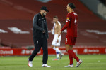 Jurgen Klopp și Virgin van Dijk, după victoria obținută de Liverpool în meciul cu Crystal Palace / Foto: Getty Images