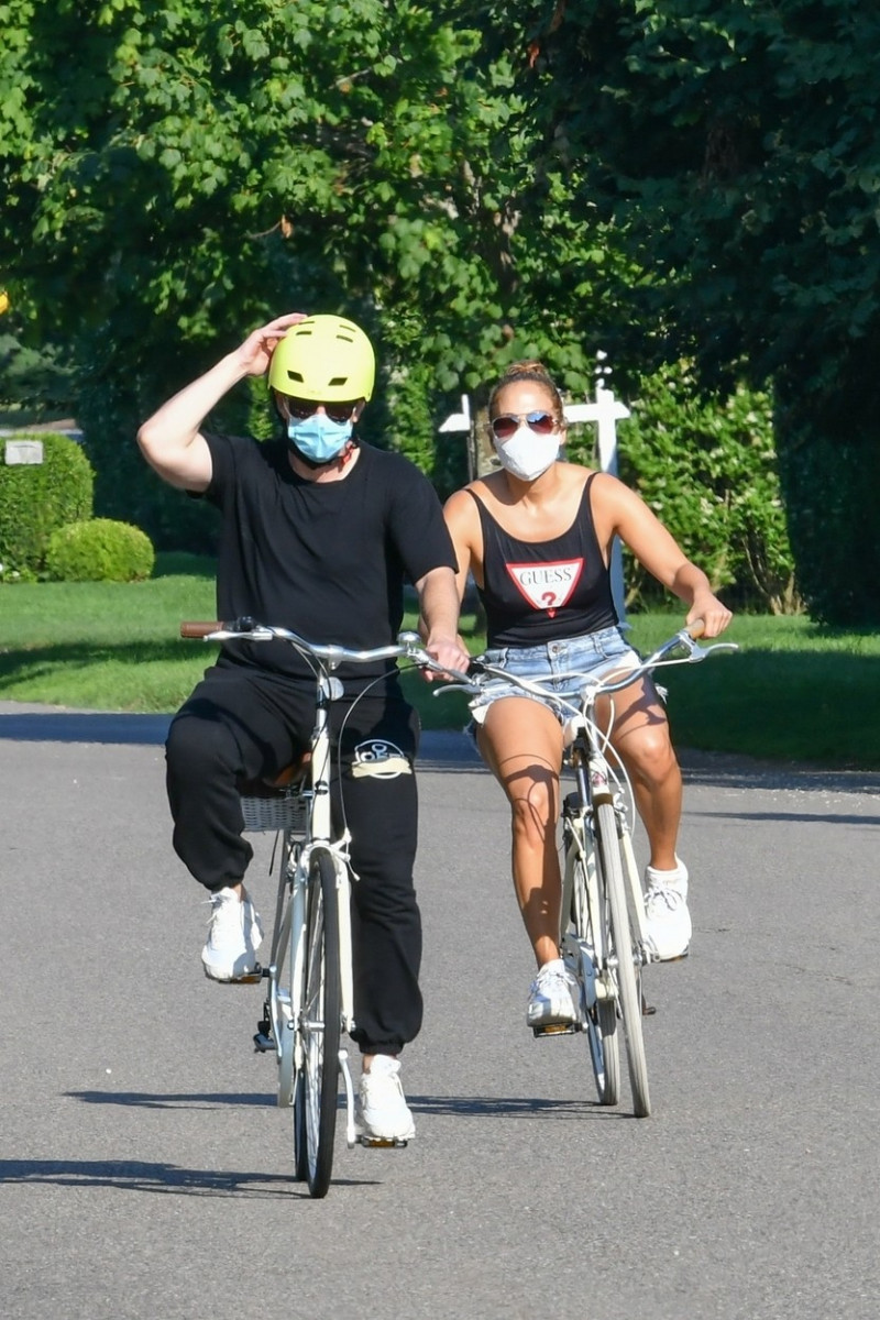 Jennifer Lopez and Alex Rodriguez cruising around the Hamptons