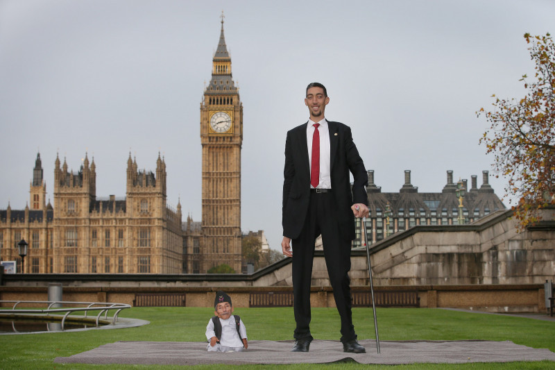 World's Tallest And Shortest Men Meet For Guinness World Records Day