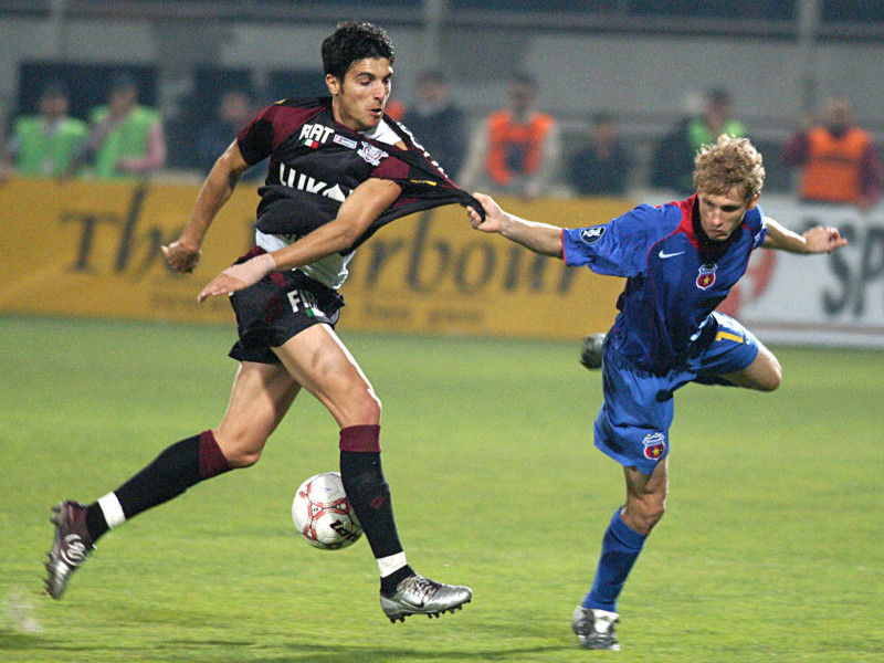 Daniel Niculae și Mihai Neșu, într-un meci Rapid - FCSB din sezonul 2005 - 2006 / Foto: Sport Pictures
