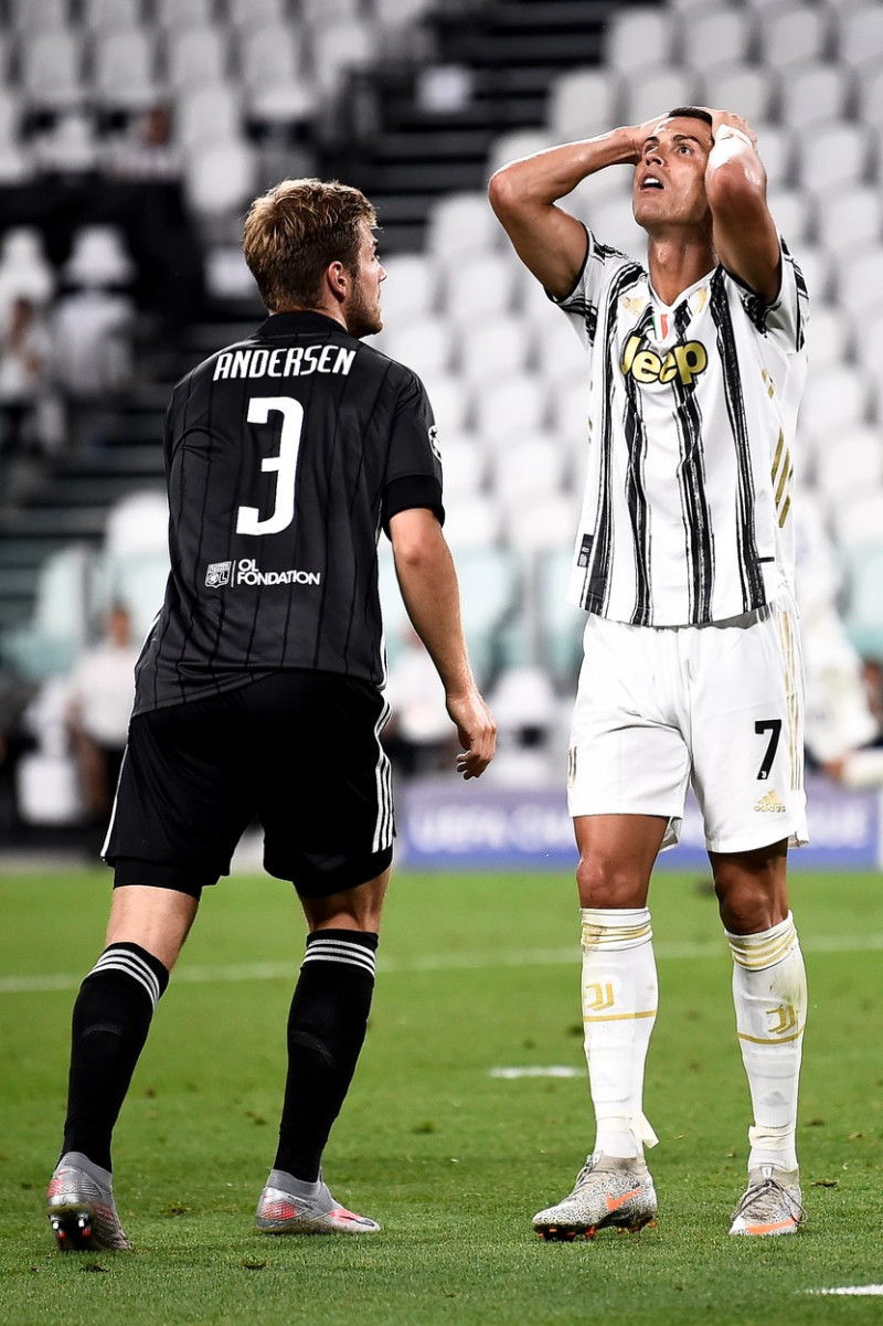 Juventus FC v Olympique Lyonnais - UEFA Champions League