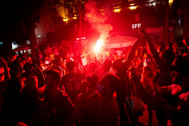 Les supporters du PSG (Paris Saint-Germain) fętent dans les rues de Paris la victoire (3-0) face au RB Leipzig en demi-finale de la Ligue des Champions ŕ Lisbonne le 18 Aoűt 2020.