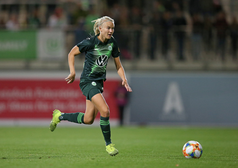 VfL Wolfsburg v Twente Enschede - UEFA Women's Champions League Round of 16: First Leg