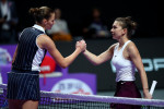 Simona Halep și Karolina Pliskova, la finalul meciului direct de la Turneul Campioanelor / Foto: Getty Images