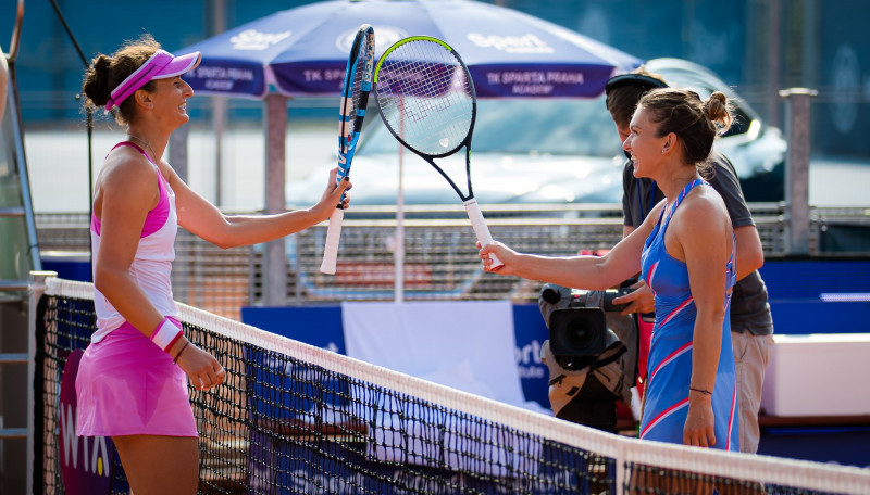 Simona Halep și Irina Begu, după meciul direct de la Praga / Foto: Profimedia