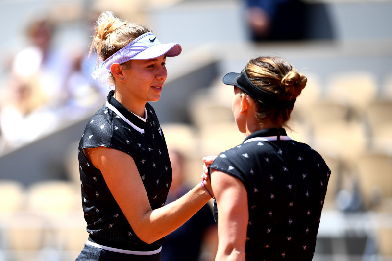 Simona Halep și Amanda Anisimova, la finalul meciului direct din sferturile ediției 2019 a Roland Garros / Foto: Getty Images